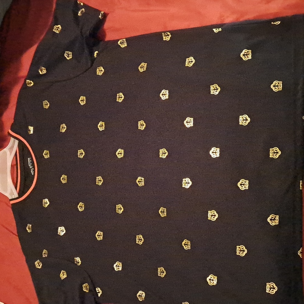 A man medium T-shirt